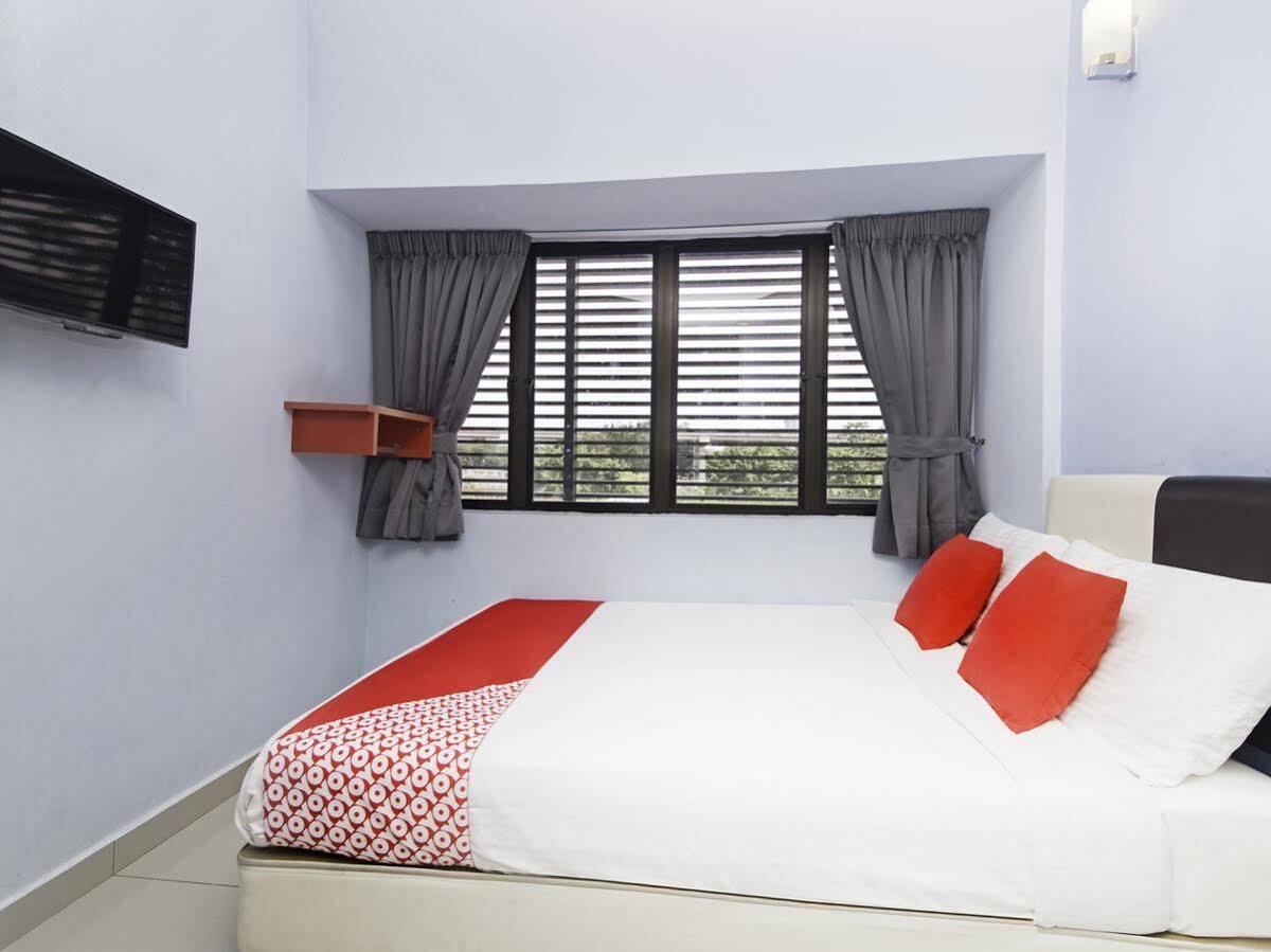 Oyo 220 Hotel Sri Maluri Kuala Lumpur Exterior photo